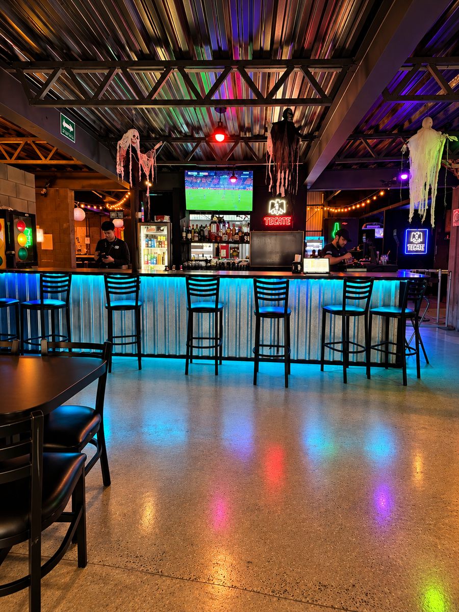 Barra con luces azules del Hot Rod Wings Sports Bar & Games en Suterm