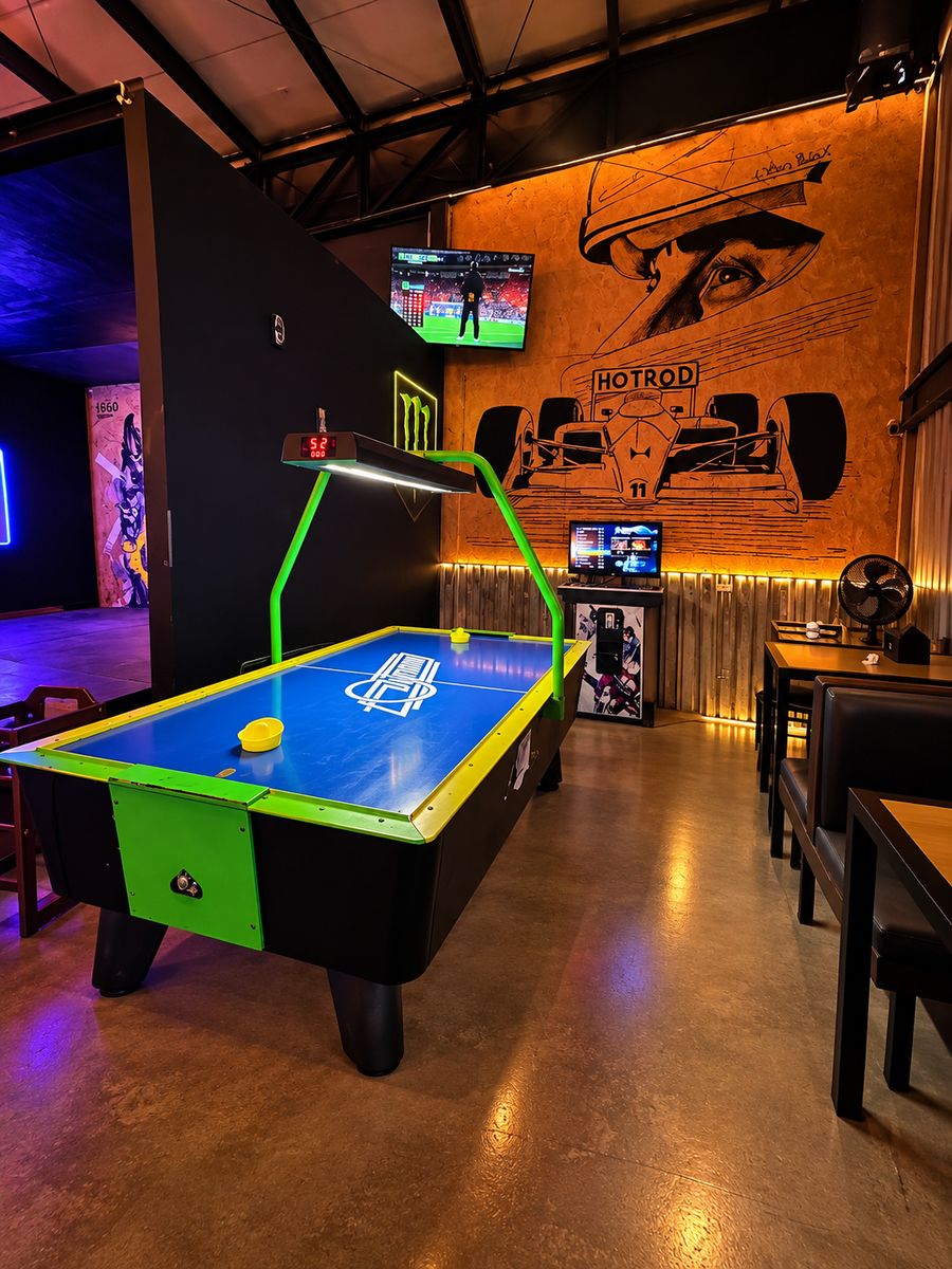 Mesa de hockey de aire en el Sports Bar & Games de Hot Rod Wings, Suterm